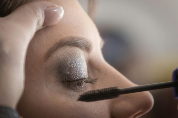 pexels-magda-ehlers-pexels-1383537 make up brush on eyes
